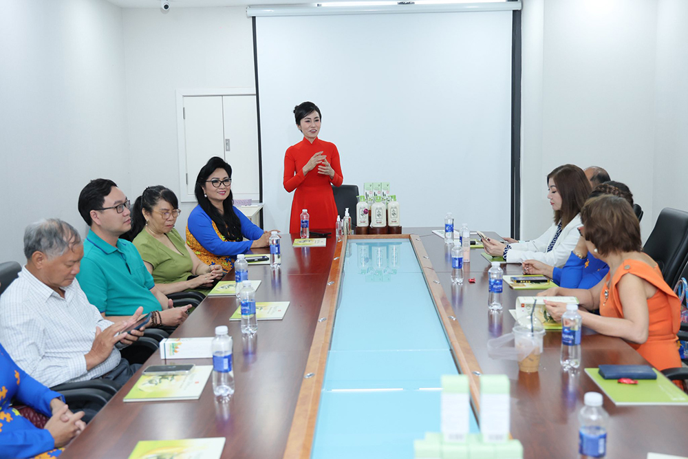Chị Thái Thị Thùy Hương giới thiệu với đoàn CLB DNSG về quá trình hình thành và phát triển của Công ty Nippon Olive Nhật Bản