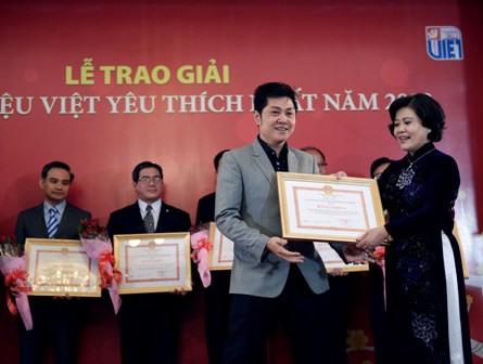 Ông Lại Minh Duy –Tổng giám đốc TST tourist nhận bằng khen từ bà Nguyễn Thị Hồng - Phó chủ tịch UBND TPHCM cho đơn vị "Đã có nhiều nỗ lực, phấn đấu vượt qua mọi khó khăn, giữ vững uy tín hàng Việt nhiều năm liền và đã được bình chọn là Thương hiệu Vàng”