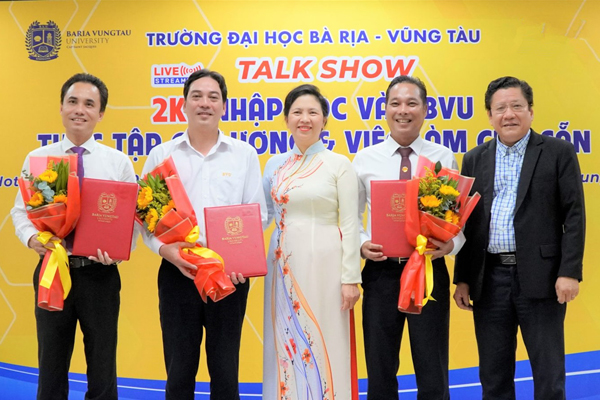 Cựu ca sĩ Ngọc Hải, thứ 2 từ phải sang trong lễ bổ nhiệm trưởng Trưởng Khoa Du lịch – Sức khỏe