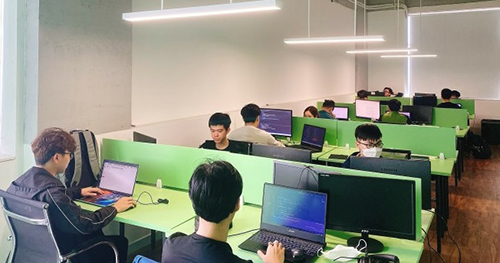 Các sinh viên nghiên cứu tại Lab của BK.AI do TS Phi Lê dẫn đầu. Ảnh: NVCC