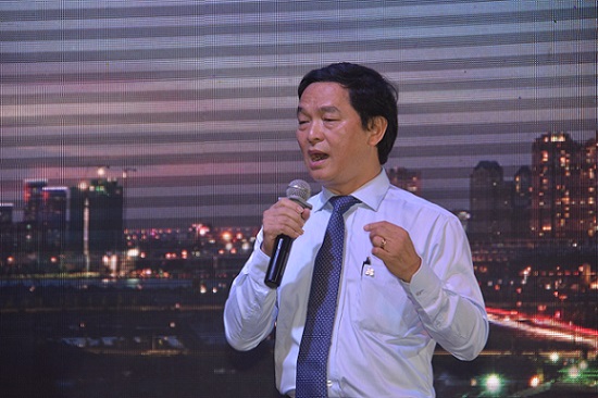 Quan khách tham dự tọa đàm được nghe ông Lê Viết Hải, CT HĐQT Công ty cổ phần Tập đoàn xây dựng Hòa Bình biểu diễn một ca khúc do ông tự sáng tác