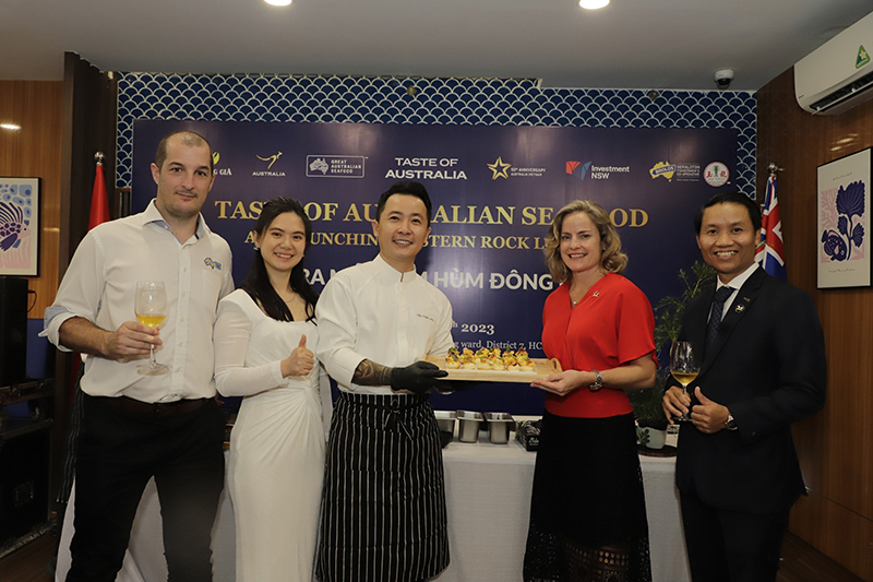 Thực khách được xem quá trình chế biến và ăn thử món tôm hùm Đông Úc do đầu bếp nổi tiếng Cầm Thiên Long trổ tài ngay tại buổi lễ ra mắt