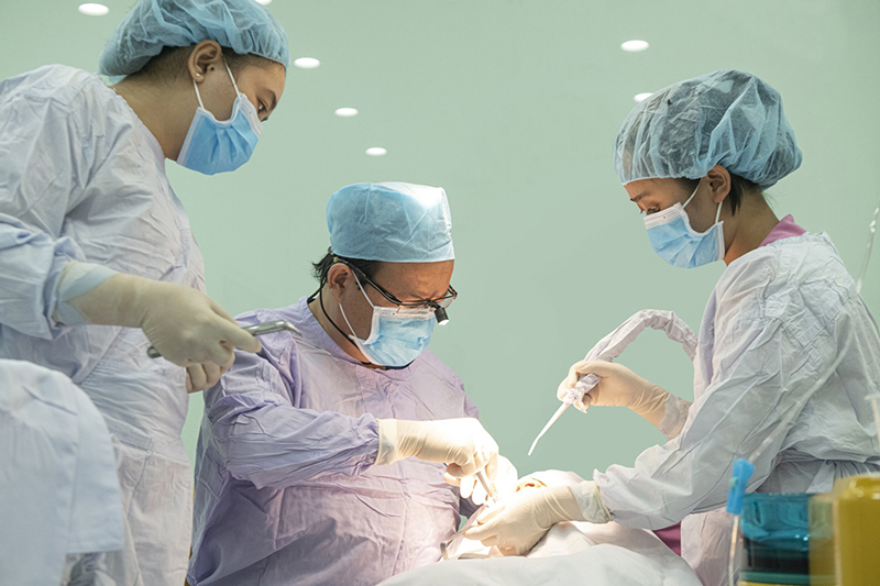 Ts-Bs Võ Văn Nhân phẫu thuật cho bệnh nhân không răng bẩm sinh