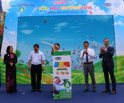 Các đại biểu tham dự chương trình cùng thực hiện nghi thức cắm ống hút vào hộp sữa để chính thức khởi động chương trình Sữa học đường Quốc gia tại tỉnh Đồng Nai do Vinamilk và Tetra Pak tổ chức