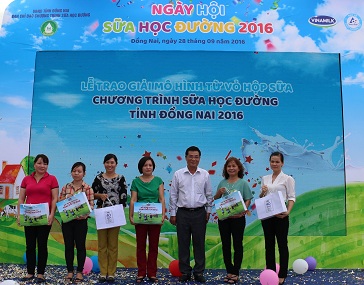 Ban Tổ chức chương trình trao giải mô hình làm từ vỏ hộp sữa đẹp nhất cho các đơn vị đoạt giải