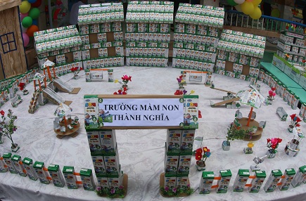 Sau 3 năm thực hiện chương trình Sữa học đường rất thành công tại tỉnh Đồng Nai, các cô trò của trường mầm non trong tỉnh đã sáng tạo rất nhiều mô hình được làm từ vỏ hộp sữa, thông qua việc tái sử dụng vỏ hộp sữa rất hữu ích này các cô trò mầm non tỉnh Đồng Nai còn thể hiện hành động đẹp đó chính là bảo vệ môi trường, hạn chế rác thải.