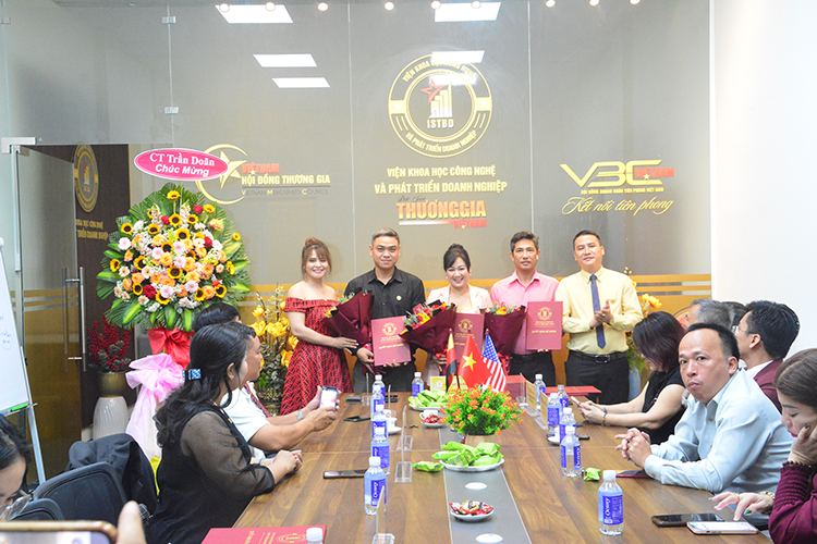 Trao quyết định bổ nhiệm ban xúc tiến thương mại