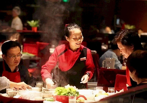 Không có bằng cấp, Dương Lệ Quyên chỉ có thế xin làm những công việc lao động cấp thấp trong nhà hàng