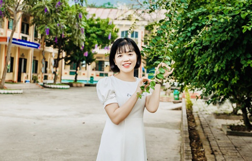 Cô giáo Nông Thị Việt Nhung trong khuôn viên trường tiểu học Trần Phú, huyện Lục Yên ngày 17/11/2022. Ảnh: N