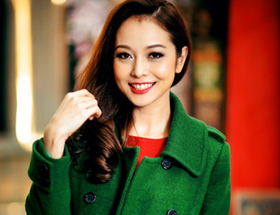 Jennifer Phạm gây sốc khi lên máy bay diễn thời trang