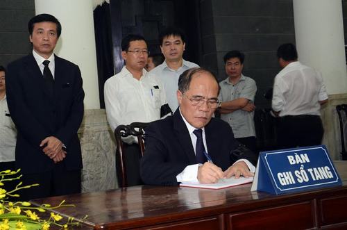 Chủ tịch QH do Chủ tịch QH Nguyễn Sinh Hùng dẫn đầu, lãnh đạo các bộ, ban, ngành TƯ và TP Hà Nội, lãnh đạo đại diện các cơ quan báo chí cùng nhiều đồng nghiệp trong giới báo chí cũng đã tới viếng nhà báo Hữu Thọ.