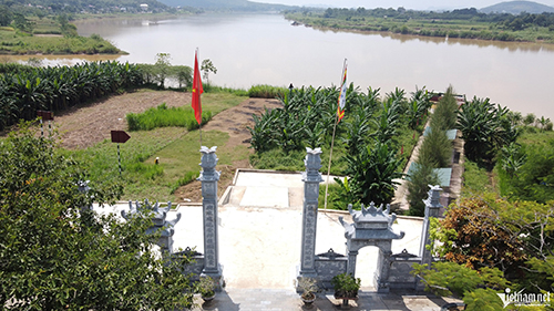 Cổng đền hướng ra ngã ba Bông nơi giáp ranh 5 huyện.