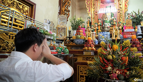 Du khách đến dâng hương tại đền Cô Bơ.