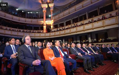 Bà Phạm Thu Hương tốt nghiệp Đại học Tổng hợp Quốc gia Kiev (Ukraina) với bằng Thạc sĩ Luật quốc tế.