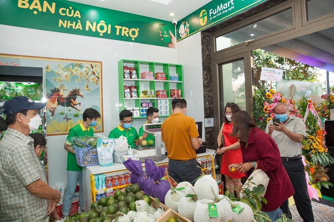 Người dân mua sắm tại siêu thị Fumart.