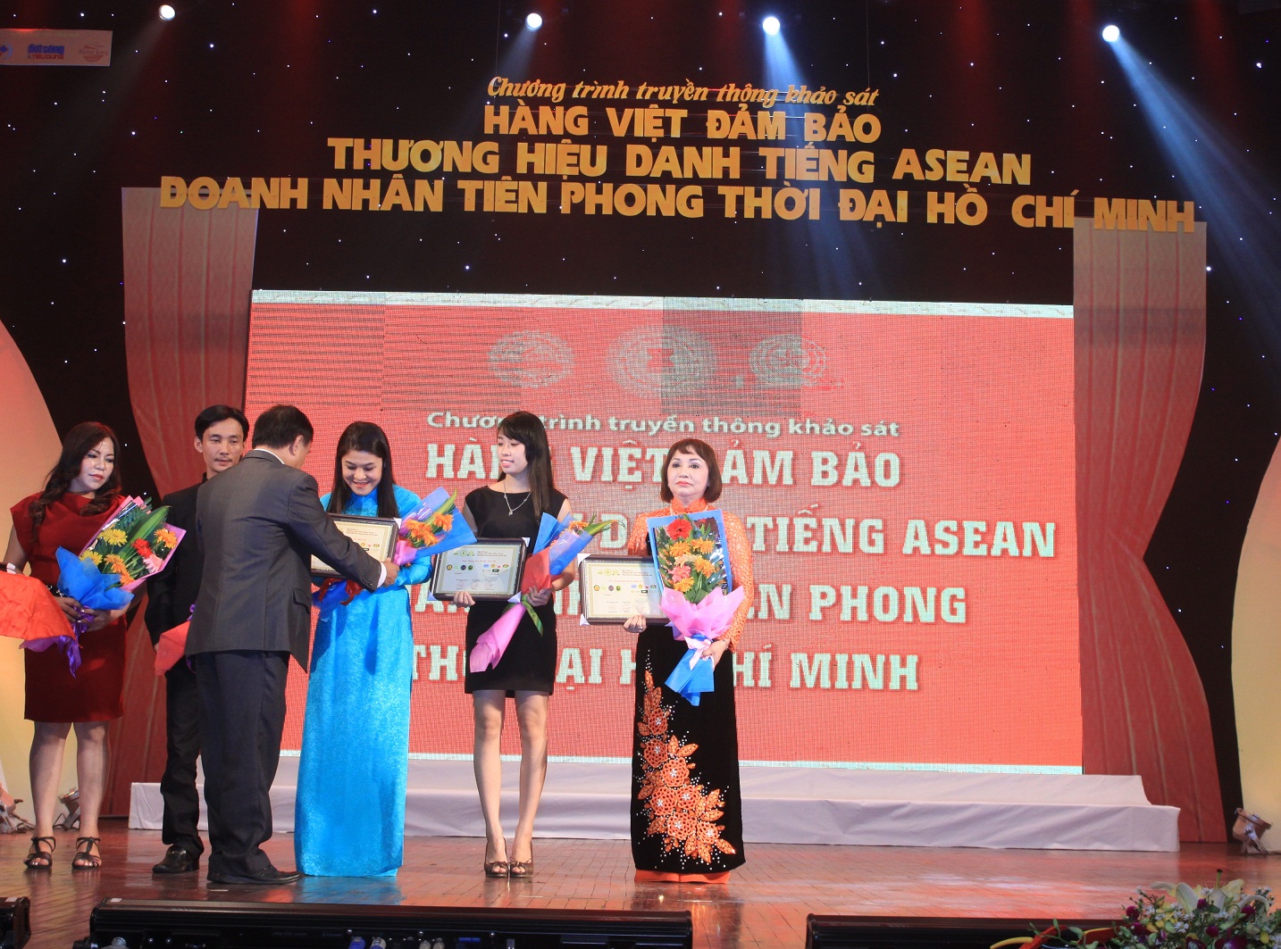 Miếng dán đẹp, Ý Vân, tầm nhìn chiến lược, hoạt động cộng đồng, thiết bị công nghệ, miếng dán bảo vệ, thương hiệu hàng đầu, Nguyễn Ý Vân, Mobile skin