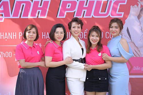 Chị Thủy chụp hình lưu niệm cùng các học viên tham dự chương trình Đánh Thức Hạnh Phúc tại khu du lịch Tân Cảng