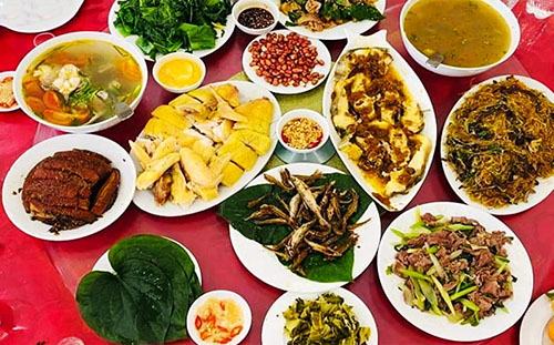 Ẩm thực Bình Liêu cũng là một trong những nét văn hóa đặc sắc mà du khách nên trải nghiệm. Là vùng biên giới, đa dạng văn hóa các dân tộc, nên ẩm thực nơi đây có sự hòa trộn phong phú. Đến đây, du khách sẽ được thưởng thức các đặc sản: Cá suối cuốn lá lốt, thịt khâu nhục, gà Tiên Yên, canh hà sốt, cá nấu chua…