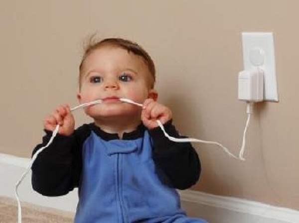 Các thiết bị sạc điện nguy hiểm với trẻ như thế nào?