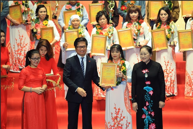 quê lúa, Thái Bình, chị Hai Năm Tấn, đảm đang, dũng cảm, thời bình, nữ doanh nhân, cơn bão, doanh nghiệp Việt Nam, bờ vực phá sản, Công ty TNHH Hồng Phúc, bản lĩnh, ý chí