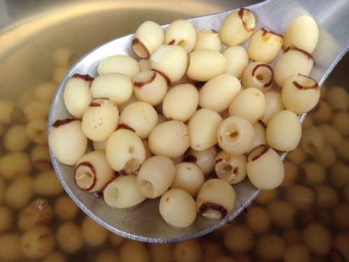 Bạn lấy 30g hạt sen, 10g táo đỏ, 6 lát gừng tươi 6. Sau đó tất cả nguyên liệu trên sắc với nước và uống ngày 2 lần.