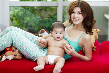 Oanh Yến và con trai Henry., Thương hiệu vàng,thương hiệu vàng quốc gia, thương hiệu vàng việt nam, thương hiệu vàng sản phẩm dịch vụ , thương hiệu vàng công nghiệp việt nam, thương hiệu vàng nông nghiệp việt nam , thương hiệu vàng thuỷ sản việt nam, thương hiệu vàng ngành y tế việt nam, thương hiệu vàng bạc đá quý việt nam, thương hiệu vàng quốc gia việt nam, thương hiệu vàng quốc tế, thương hiệu vàng hội nhập kinh tế quốc tế, thương hiệu vàng asean, thương hiệu vàng đông nam á, thương hiệu nhãn hiệu vàng việt nam , trang vàng thương hiệu việt nam, thương hiệu sao vàng đất việt, thương hiệu vàng du lịch việt nam, giải thưởng thương hiệu vàng sáng tạo việt nam, thương hiệu vàng xây dựng việt nam, thương hiệu vàng nội thất việt nam, thương hiệu vàng vàng, thương hiệu vàng du lịch dịch vụ việt nam, Thương hiệu vàng thực phẩm Việt Nam, thương hiệu vàng châu á thái bình dương, thương hiệu nhãn hiệu vàng việt nam, thương hiệu vàng ngành tóc việt nam, thương hiệu vàng nha khoa, nha khoa uy tín việt nam, spa uy tín việt nam, thương hiệu vàng spa việt nam, Thương hiệu vàng, logo và slogan ấn tượng, Thương Hiệu Vàng Uy Tín, thương hiệu vàng đất việt