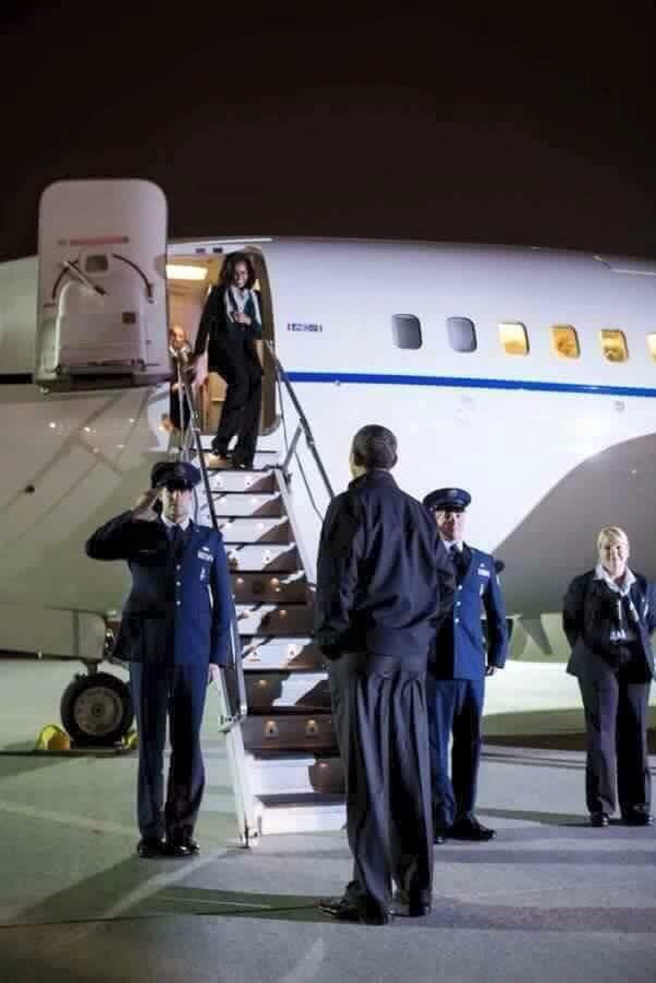  Và ông Obama cũng bày tỏ sự quan tâm, tình yêu thương vô bờ dành cho vợ qua hành động y hệt.