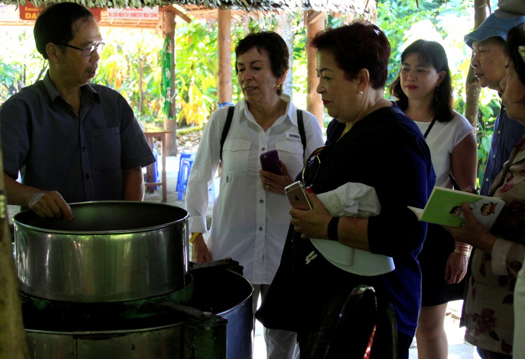 Dù xì gà Cuba vẫn xuất khẩu như nguồn lợi kinh tế chính, nhưng giờ mở cửa thì mới biết là Cohiba, xì gà quý và ngon nhất này, đã được Cộng hoà Dominica đăng ký và khai thác thương hiệu khắp nơi rồi. Đi kiện đòi?