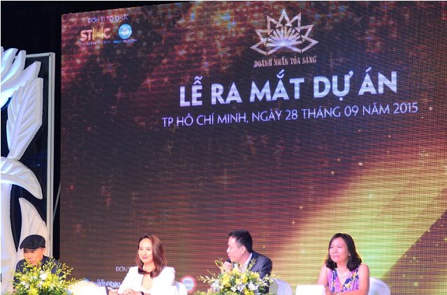 Ban tổ chức Doanh Nhân Toả Sáng trả lời phỏng vấn báo chí