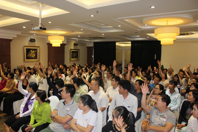 Học viên thực hành phương pháp Thiền ứng dụng, nhân loại, tiện ích, Thiền ứng dụng, cân bằng cuộc sống, ô nhiễm môi trường, Nguyễn Tú Oanh, cải thiện về sức khỏe, phấn chấn tinh thần, Thương hiệu vàng,thương hiệu vàng quốc gia, thương hiệu vàng việt nam, thương hiệu vàng sản phẩm dịch vụ , thương hiệu