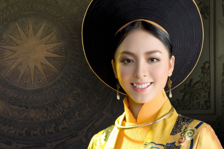 Á hậu Thiên Lý không muốn nói về mẹ chồng đại gia