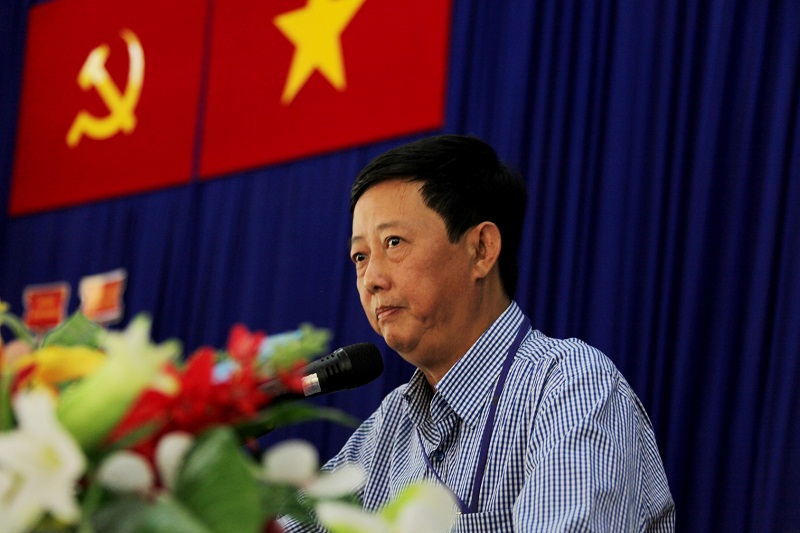 Ông Vương Ngọc Long – Trưởng ban Phát triển Vùng nguyên liệu Vinamilk, đại diện công ty giải đáp những thắc mắc của các hộ chăn nuôi bò sữa tại buổi ký kết hợp đồng Ông Vương Ngọc Long – Trưởng ban Phát triển Vùng nguyên liệu Vinamilk, đại diện công ty giải đáp những thắc mắc của các hộ chăn nuôi bò sữa tại buổi ký kết hợp đồng