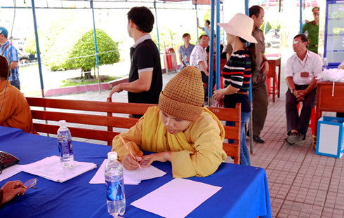 Phát hiện nhiều sư giả đi khất thực mùa lễ hội