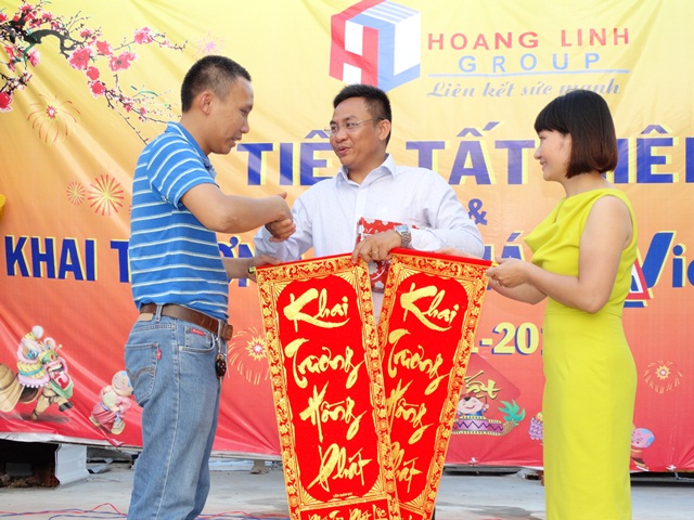 Ông  Nguyễn Ngọc Luận, Chủ tịch CLB Doanh nhân Sài Gòn ASEAN, CTHĐQT – TGĐ Công ty CP SX ĐT TM Hoàng Linh – Thương hiệu VietstarWindow cùng các quan khách cắt băng khánh thành nhà máy