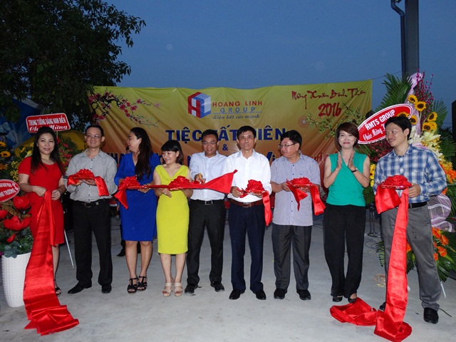Ông  Nguyễn Ngọc Luận, Chủ tịch CLB Doanh nhân Sài Gòn ASEAN, CTHĐQT – TGĐ Công ty CP SX ĐT TM Hoàng Linh – Thương hiệu VietstarWindow cùng các quan khách cắt băng khánh thành nhà máy