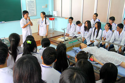 Đầu vào ngành Y 13 điểm: Cứu người thế nào?
