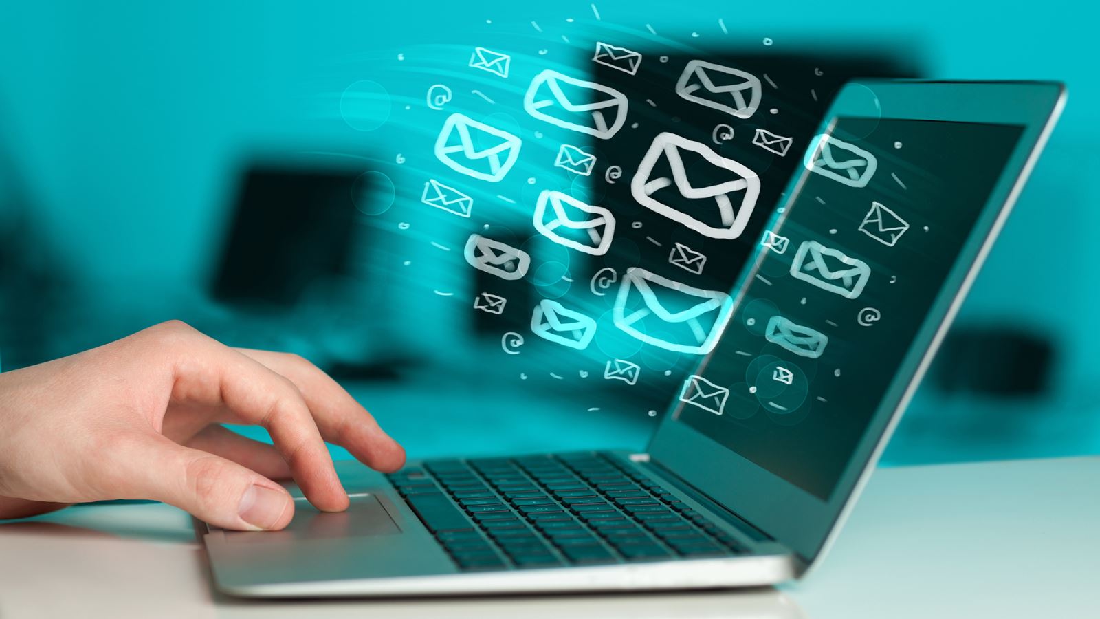 + Khách hàng có mở email? + Nếu có, họ có nhấp vào các đường dẫn để tìm hiểu thêm? + Việc hủy theo dõi thường xảy ra sau một số lượng email nhất định? + Khách hàng có chuyển tiếp các newsletter cho bạn bè hoặc chia sẻ các bài viết lên mạng xã hội? + Khách hàng có trả lời email bằng cách đặt câu hỏi hoặc gửi phản hồi cụ thể?