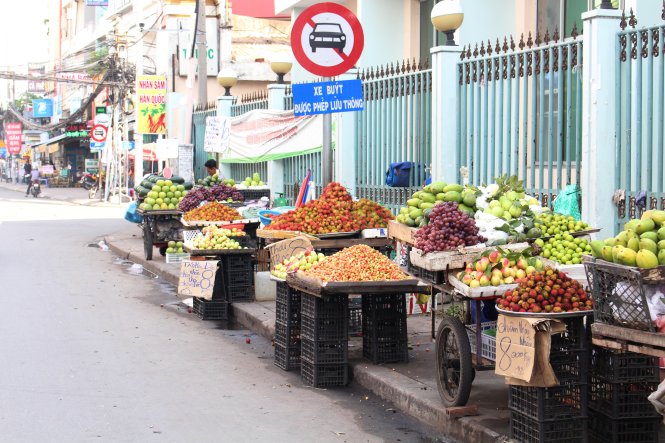 Trái cây rẻ rề tràn ngập Sài Gòn vẫn ế, chuyện gì vậy? 