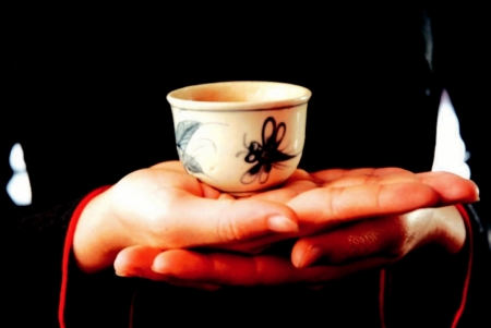 Uống rượu và thưởng trà, cùng thú vui nhưng khác nhau cảnh giới