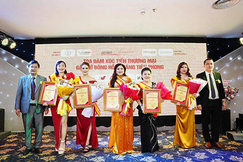 Ban tổ chức biểu dương 05 gương mặt