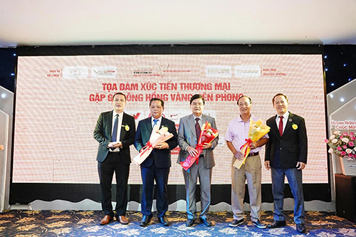 Ban tổ chức tặng hoa khách mời