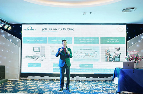 Chuyên gia AI Nguyễn Văn Thức chia sẻ tại tọa đàm