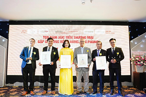 Trao chứng nhận cho các Chuyên gia của Hội đồng đào tạo và phát triển nhân lực