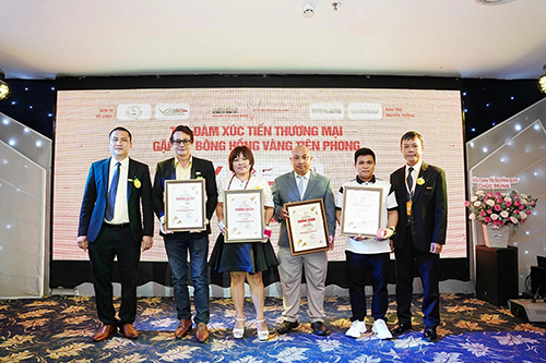 Trao chứng nhận kết nạp thành viên VBC Việt Nam