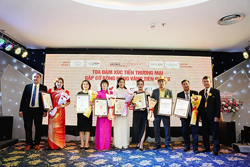 Ban tổ chức tri ân đơn vị đồng hành