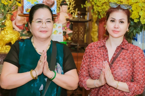 Yến Vy cùng mẹ đi làm thiện nguyện ở chùa tại Long An khi về nước gần đây. Ảnh: Tử Văn