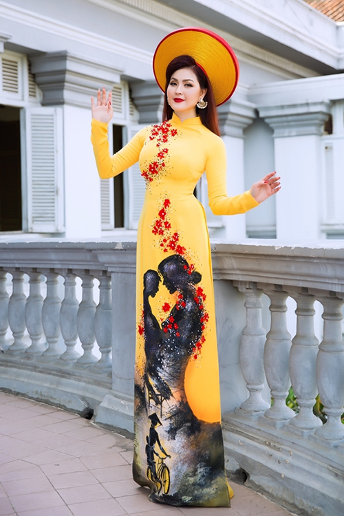 Yến Vy từ Mỹ về nước thăm gia đình, bạn bè. Chị thực hiện bộ ảnh áo dài trong Bảo tàng TP HCM dịp Ngày của mẹ